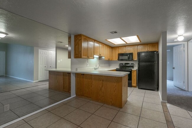 Building Photo - Spacious Updated Townhome in Downtown St. ...