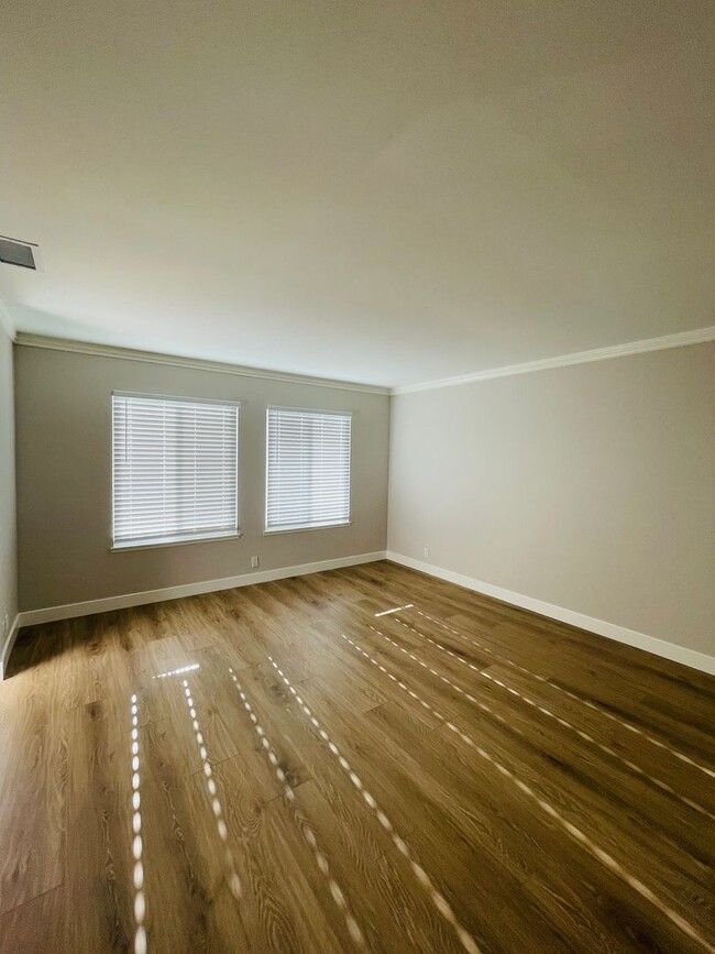 Building Photo - Amazing renovated 4 bedroom 2 full bath si...