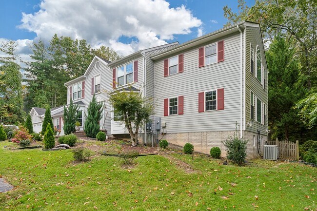 Building Photo - Charming 4 bedroom 3 bathroomSingle-Family Home for Rent! Discover your dream home with this stun...