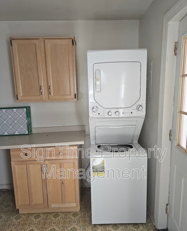 Building Photo - 10907 Lincoln Ave