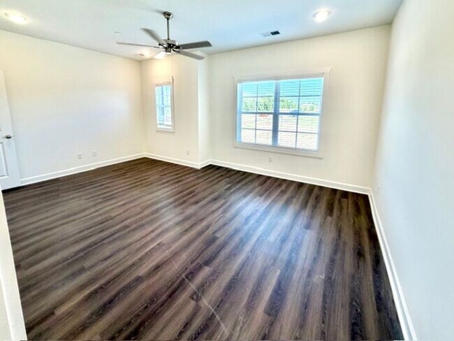 Building Photo - Now Leasing Brand New Townhomes In Olive Branch! Minutes from Methodist Hospital!