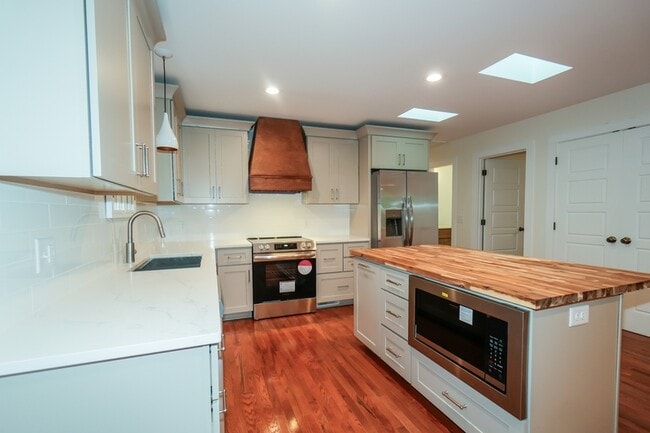 Building Photo - 440 S May St