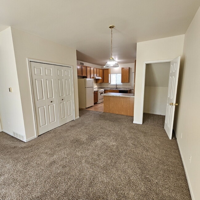 Building Photo - Spacious and Clean 2 Bedroom, 2 Full Bathr...