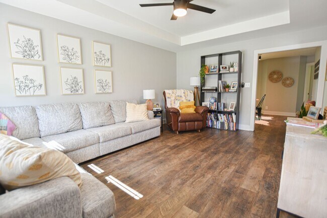 Building Photo - Pet Friendly Three Bedroom!
