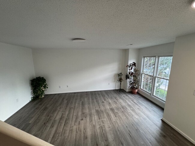Building Photo - 3 Bedroom 2.5 Bath Townhouse with Full Unf...