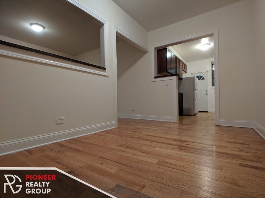 Building Photo - 824 W Waveland