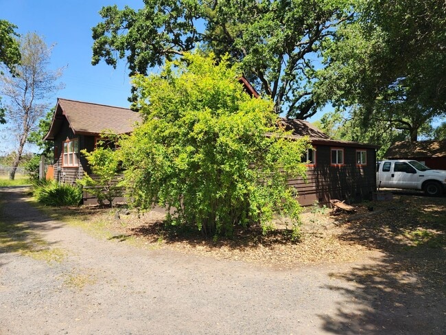 Building Photo - Beautiful 3 Bedroom/1 bathroom home with a...
