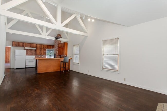 Building Photo - Charming 2-Bedroom, 1/5-Bath Home in Little Forest Hills