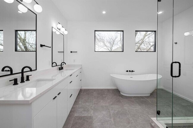 Building Photo - 1704 Kinney Ave