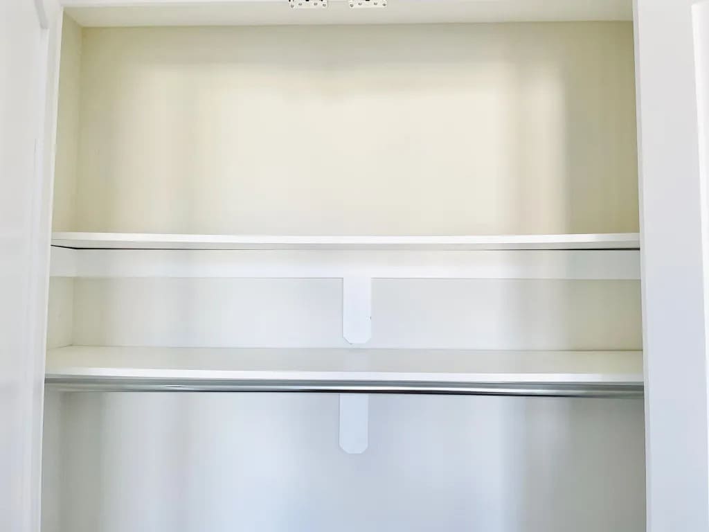 Building Photo - Furnished room/NOT APARTMENT