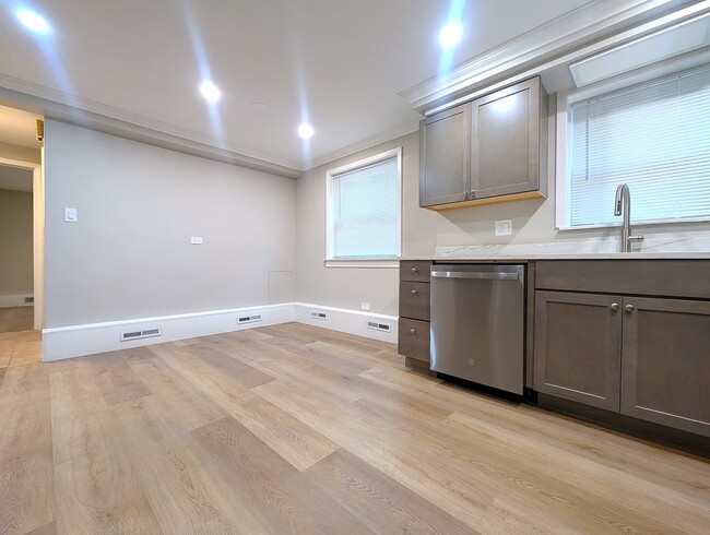 Building Photo - 300 S Austin Blvd