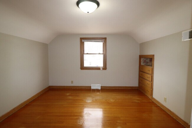 Building Photo - Refurbished 4-Bedroom Home