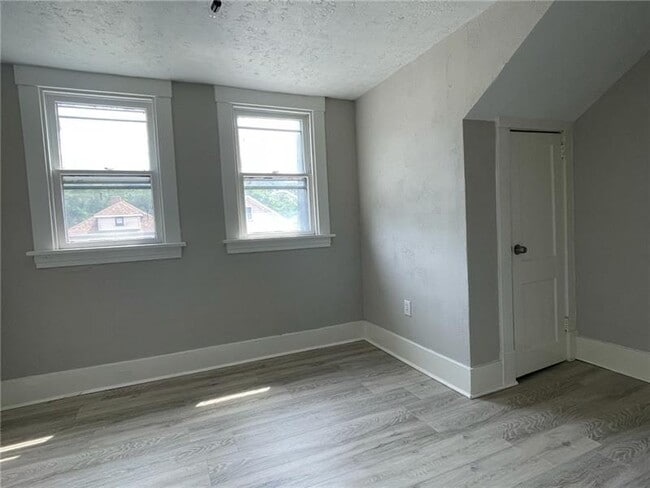 Building Photo - 2115 6th Ave
