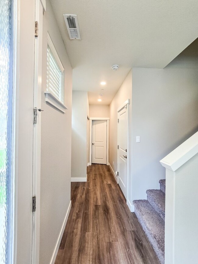 Building Photo - Newly Built Townhome 4bd 2.5ba