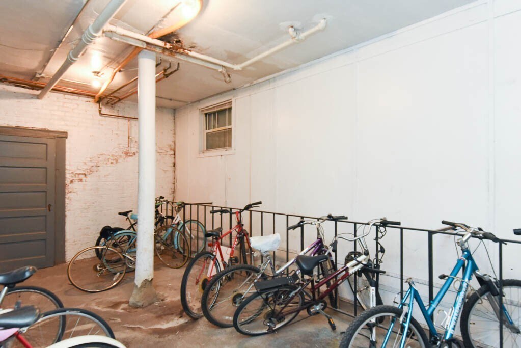 Building Photo - 952 W Cornelia Ave
