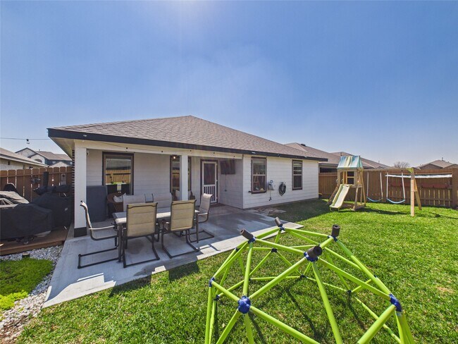 Building Photo - 11020 33rd Ave N