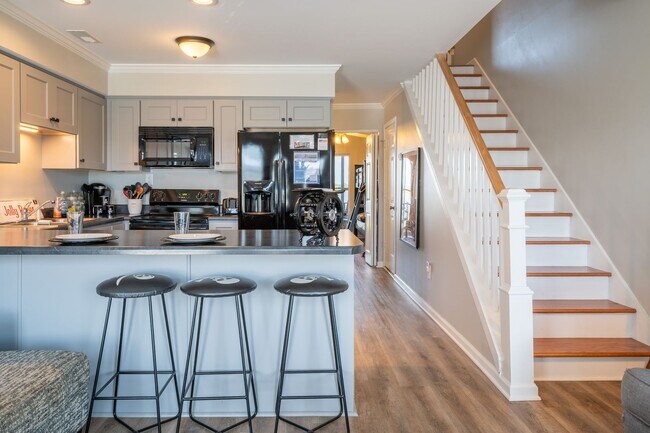 Building Photo - FURNISHED OFF-SEASON MONTHLY RENTAL-STARTI...