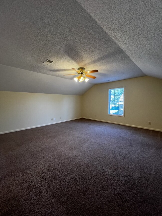 Building Photo - Charming 3 Bed, 2.5 Bath Home in Clarksvil...