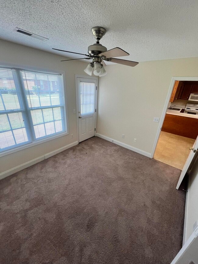 Building Photo - 3473 Beacon Dr