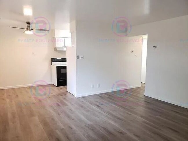Building Photo - Spacious 2 Bed, 2 Bath Apartment with Private Patio