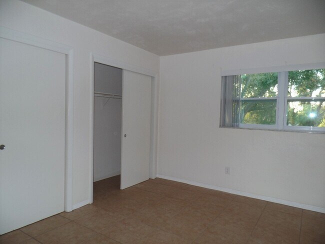 Building Photo - Great value 1/1 near SPC, Tyrone, Pinellas Trail & Azalea Rec