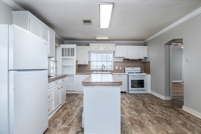 Building Photo - 1007 E Main St