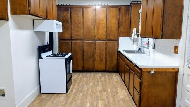 Building Photo - 3 Bedroom 1 Bath House with a Large Backya...