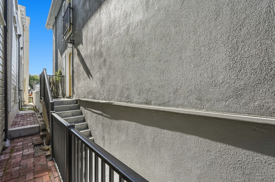 Building Photo - 116 5th Pl