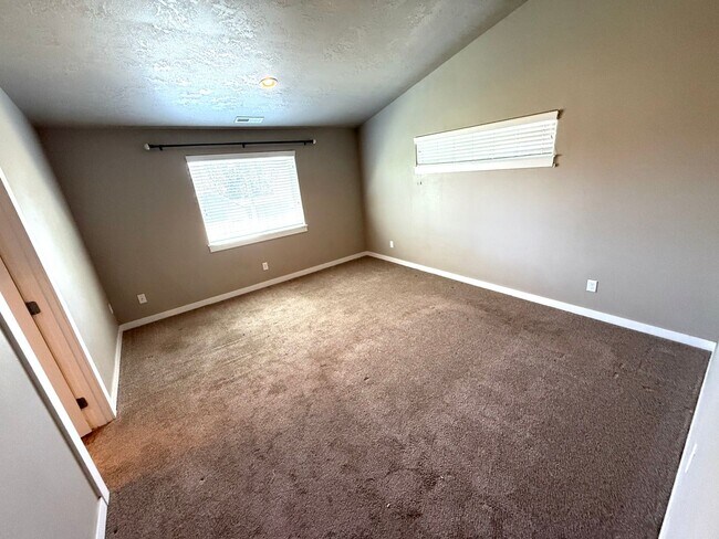Building Photo - SCHEDULE A TOUR TODAY TO VIEW THIS STUNNING HOME IN SW REDMOND!!
