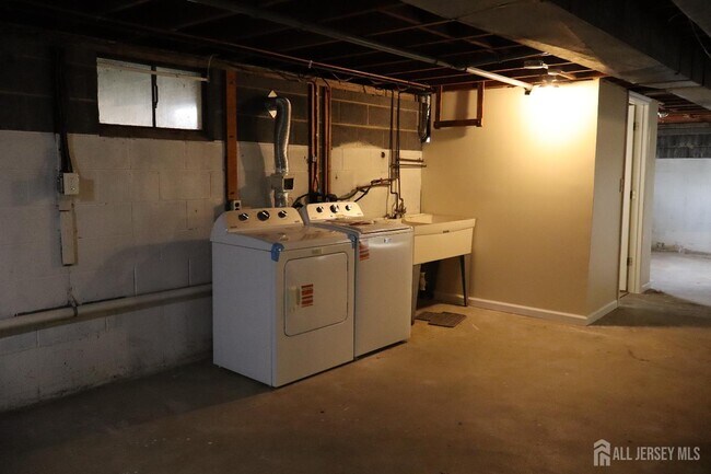 Building Photo - 13 Carpathia St