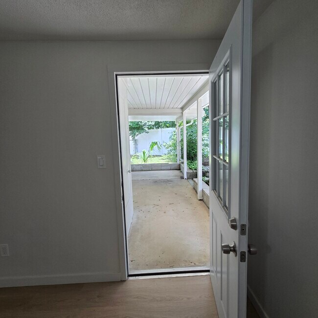 Building Photo - 3/2.5/1 Beautifully Updated Crystal River Home with Carport, Garage & Fenced Yard