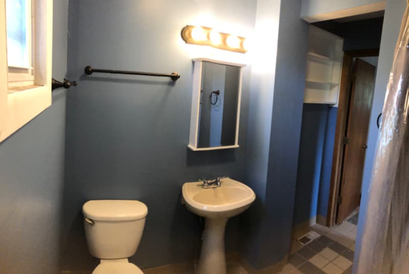 Building Photo - 701 E 8th St