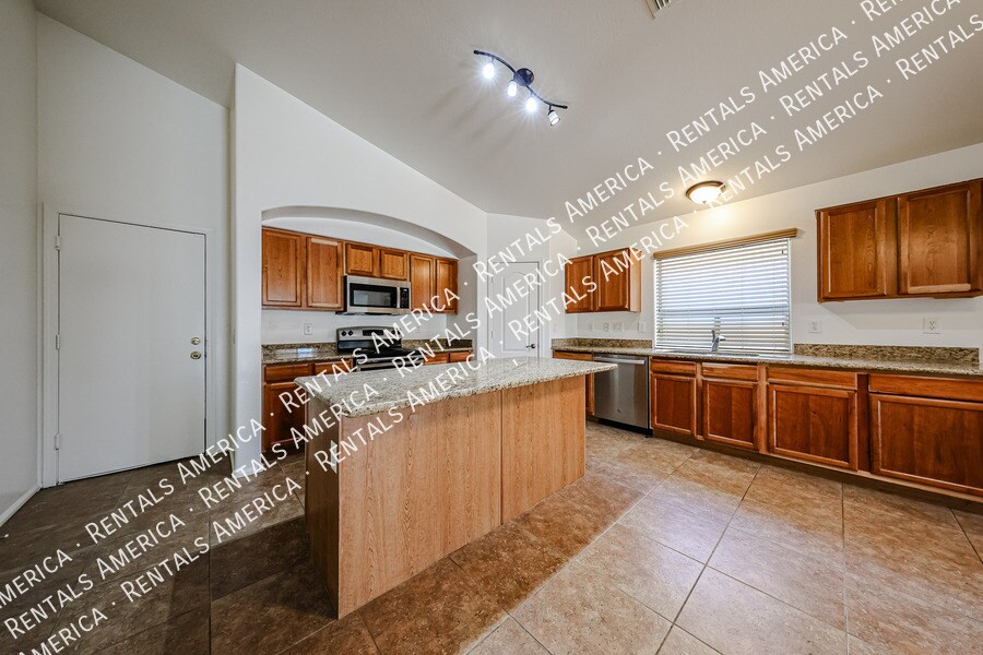 Building Photo - 41103 W Thornberry Ln