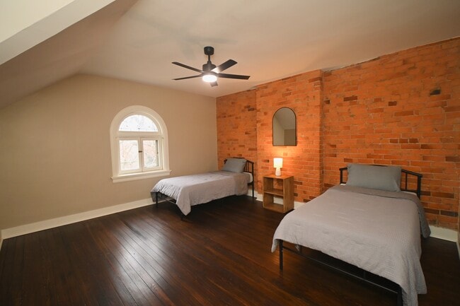 Building Photo - 2369 Park Ave