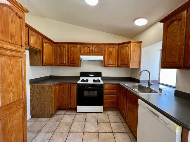 Building Photo - Available Now! 3 Bedroom, 2 bathroom home ...