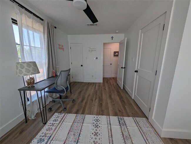 Building Photo - 306 Deer Creek Cir