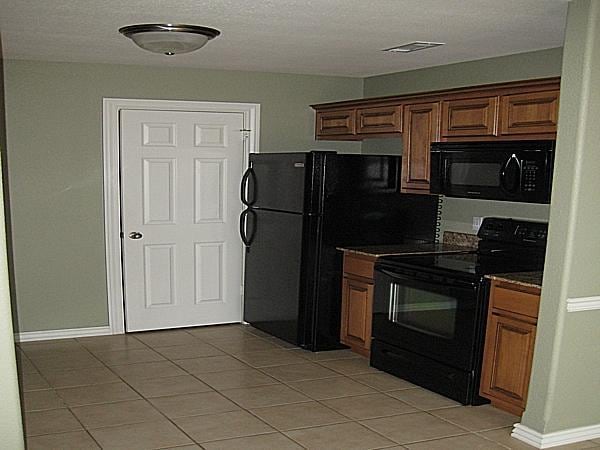 Building Photo - 824 Oakwood Ct