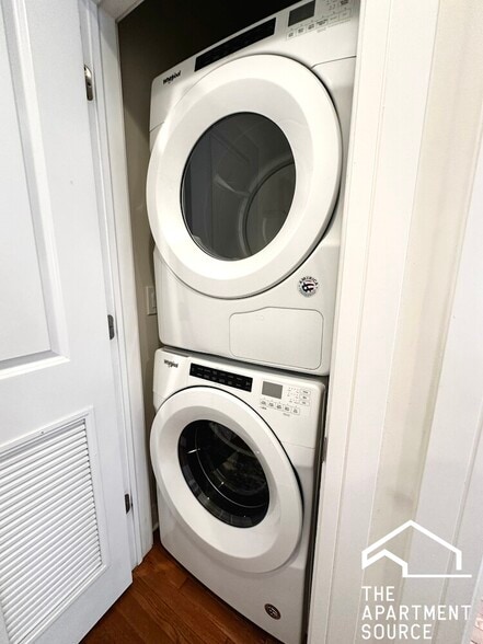 Building Photo - 1151 W Lunt Ave