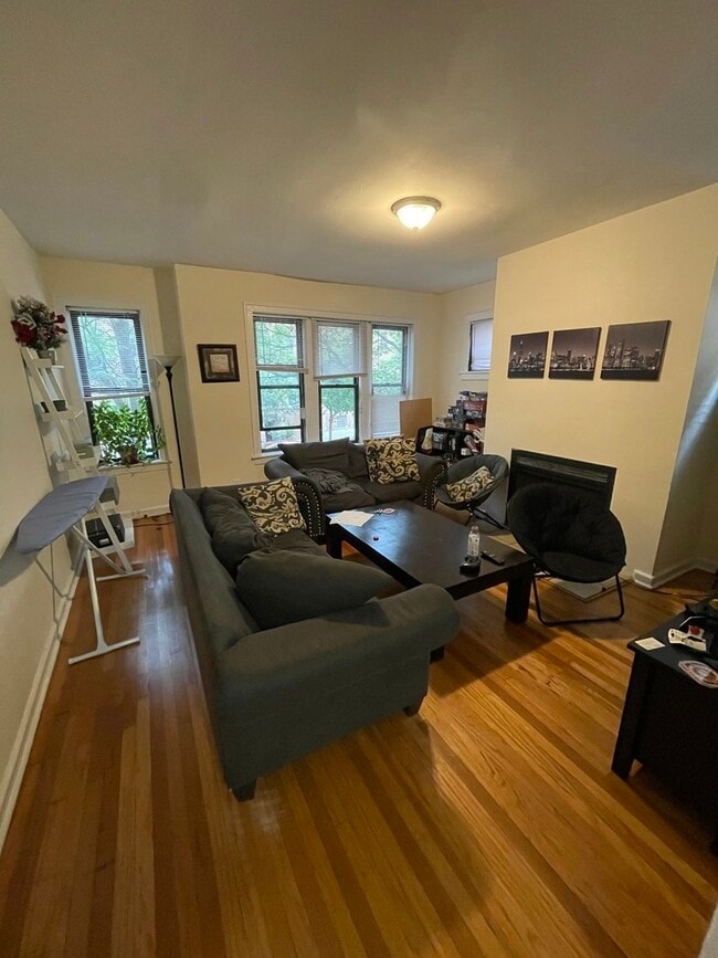 Building Photo - 641 W Roscoe St