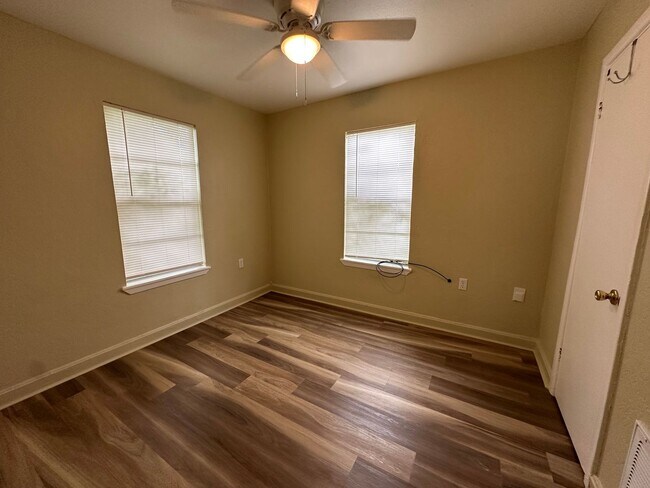 Building Photo - Welcome to this charming 2-bedroom, 1-bath...