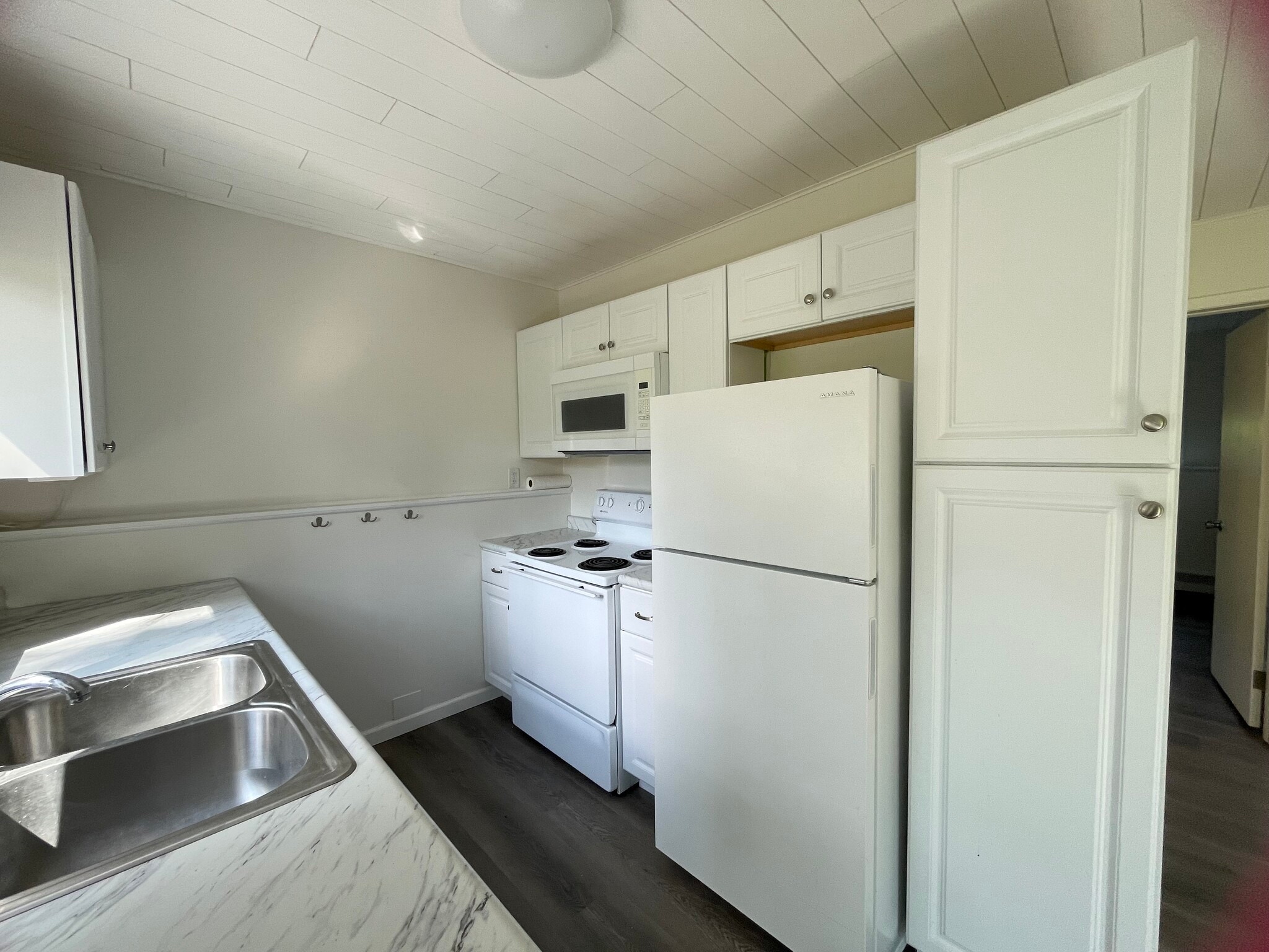 Microwave above stove - 5223 Birchmont Dr NE