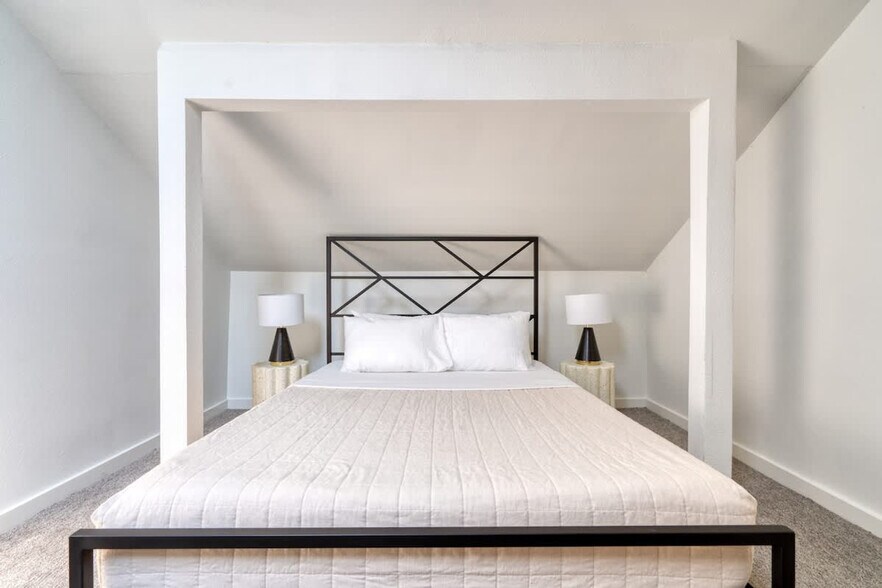 Building Photo - 2215 SE Powell Blvd