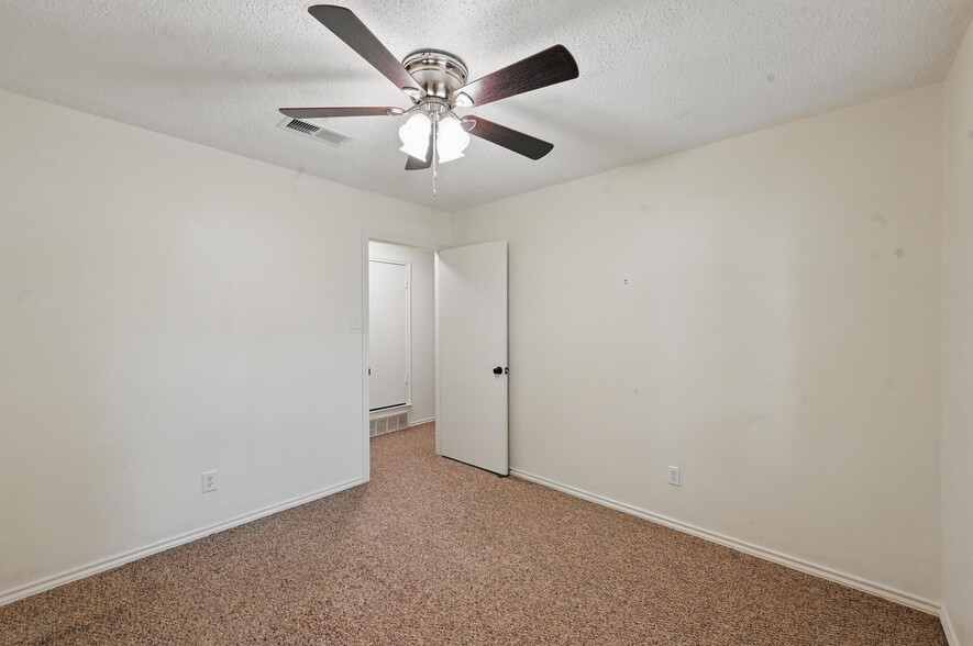 Building Photo - 2221 Prince John Dr