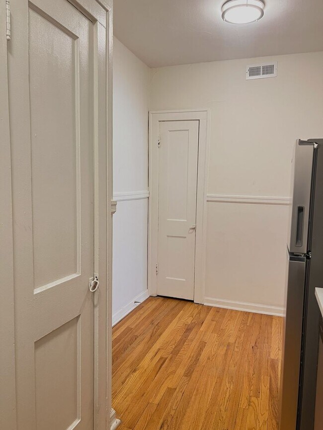 Building Photo - Freshly Updated Southampton 1 Bedroom