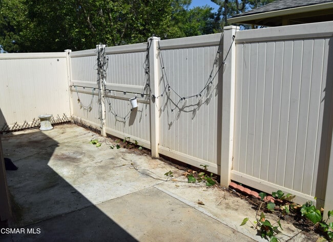 Building Photo - 28725 Conejo View Dr
