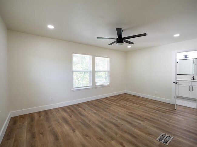 Building Photo - 210 Mockingbird Ln W