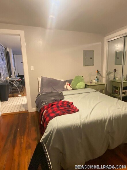 Building Photo - 72 Revere St