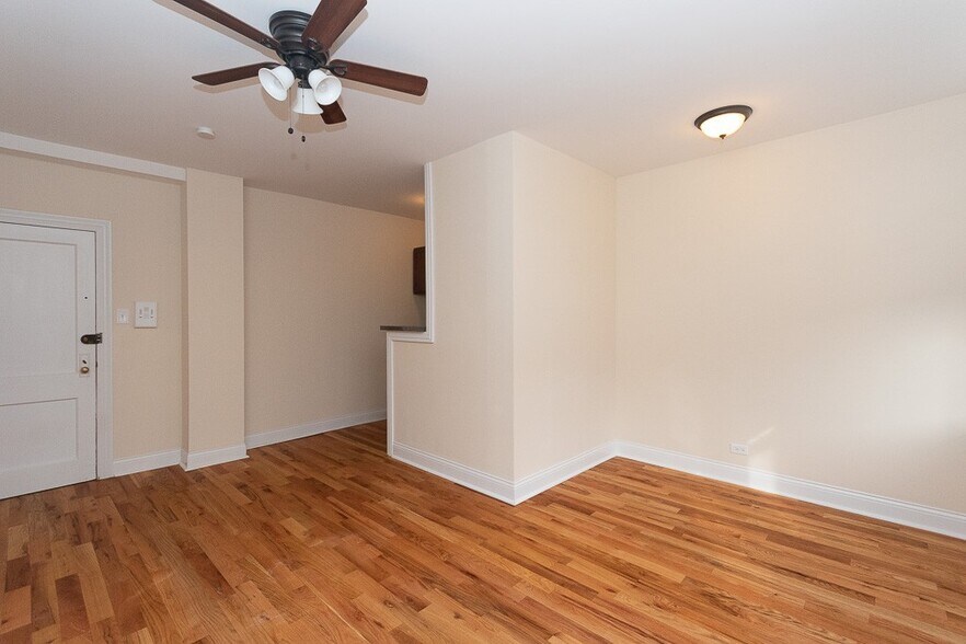 Building Photo - 851 W Diversey Pky