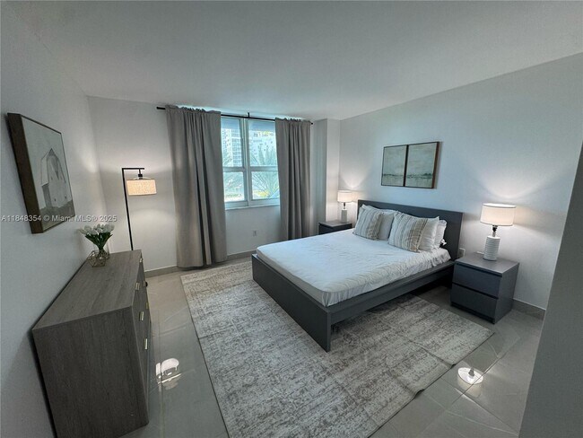 Building Photo - 1155 Brickell Bay Dr