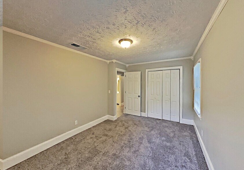 Building Photo - 17231 Greentree Dr